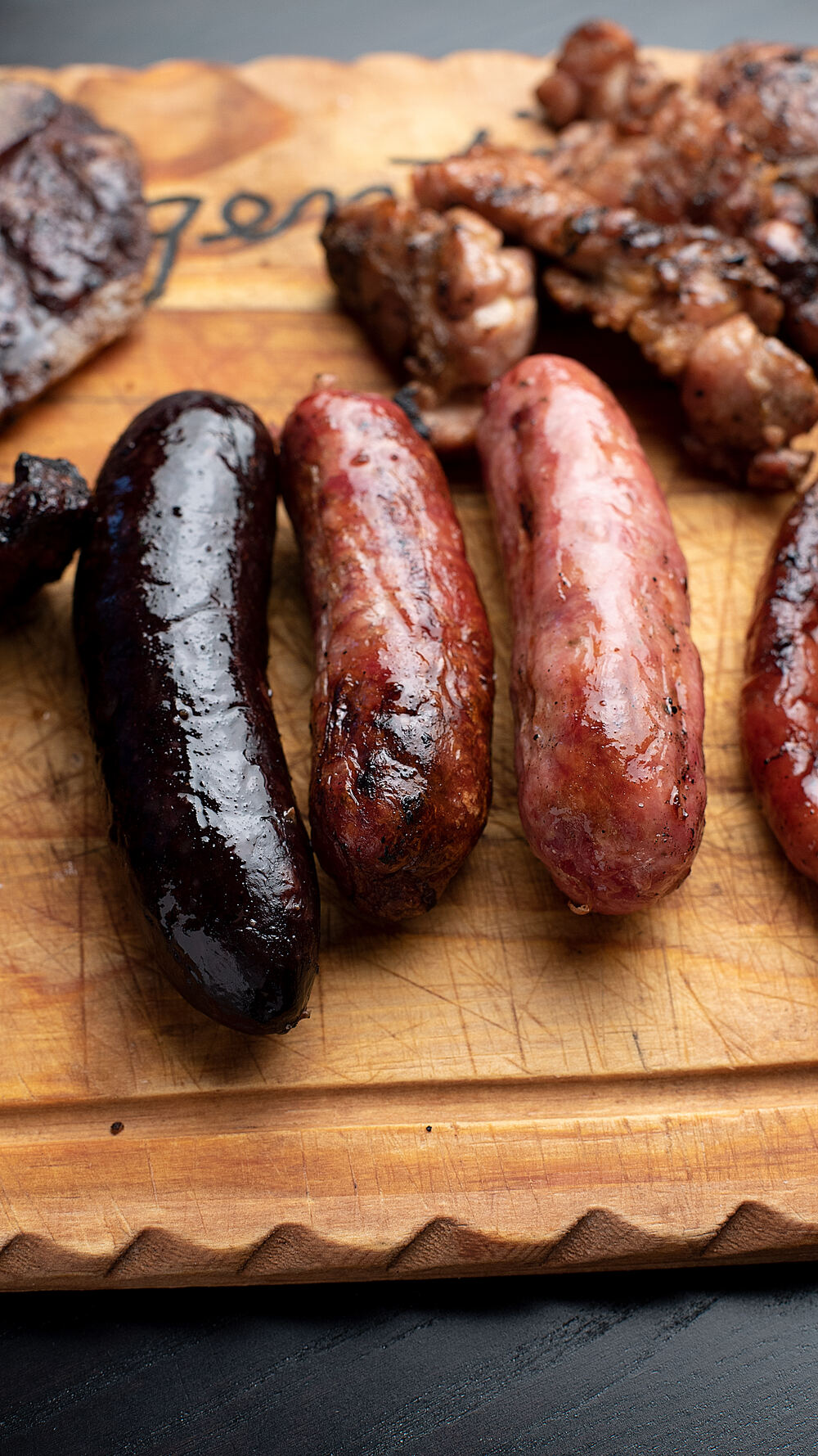 Morcilla, chorizo y salchicha parrillera recién hechos a la parrilla