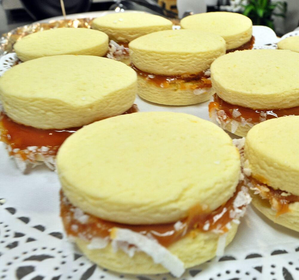 Alfajores de maicena con dulce de leche y coco