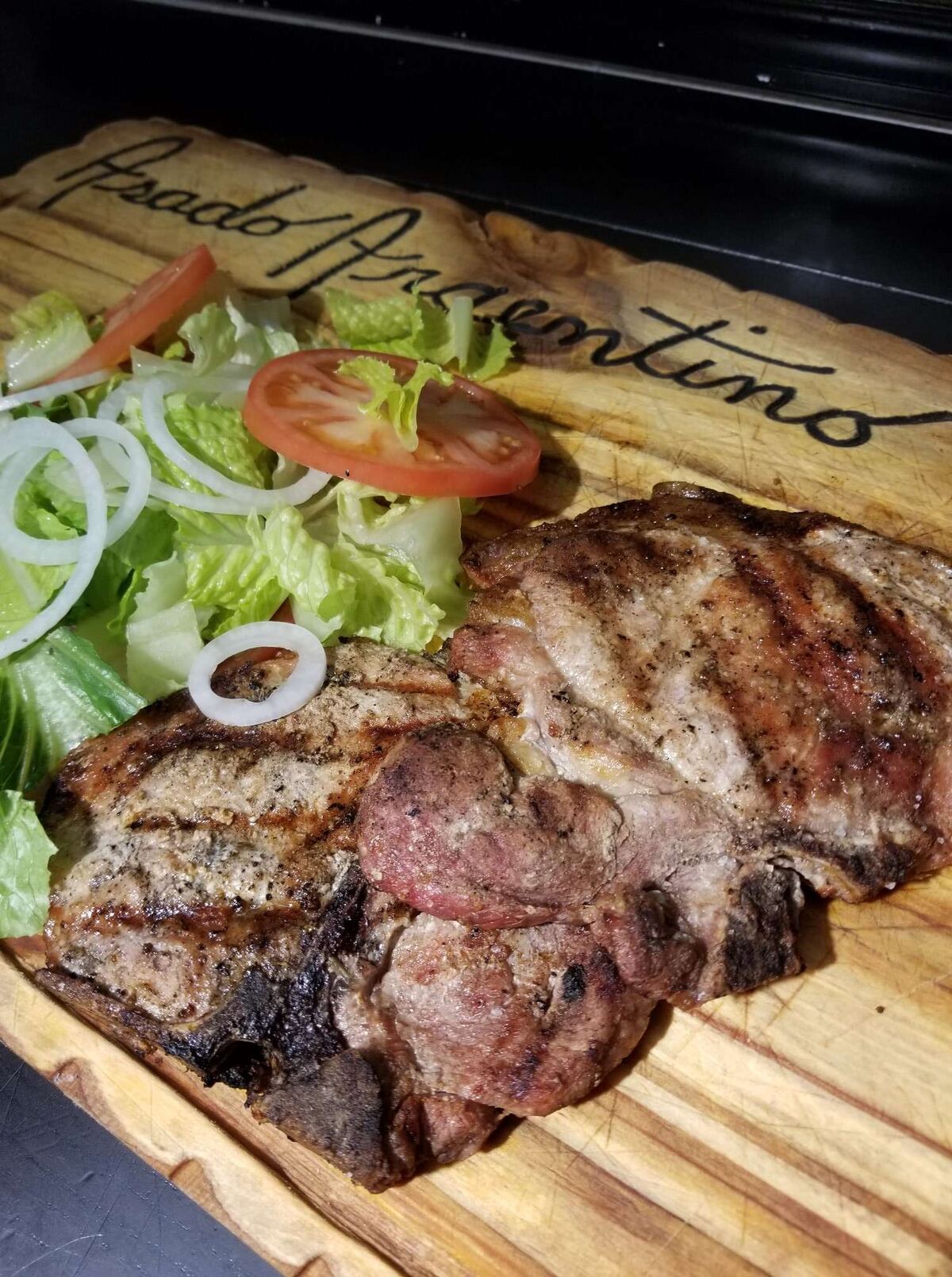 Chuletas de cerdo con ensalada mixta