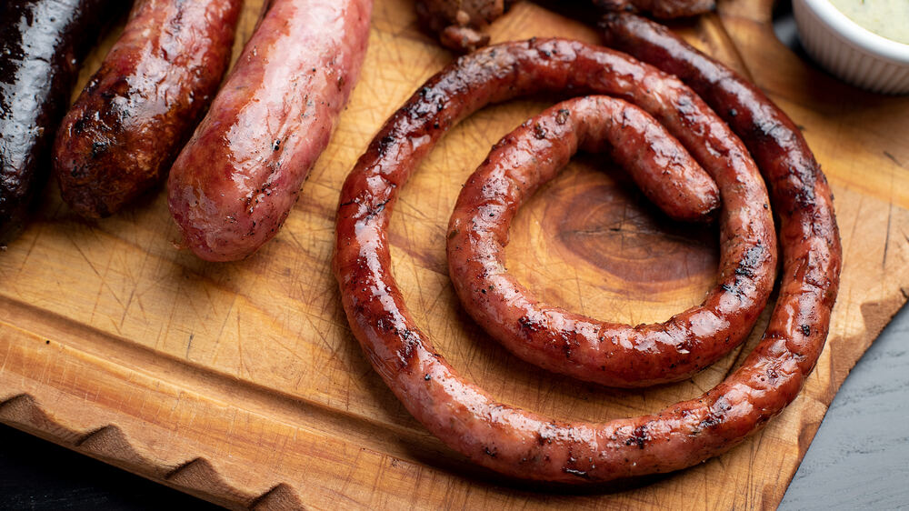 Chorizo argentino enrollado en espiral sobre la parrilla