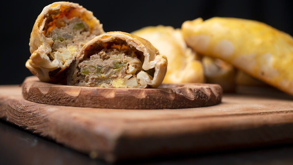 Empanada argentina abierta mostrando el relleno casero