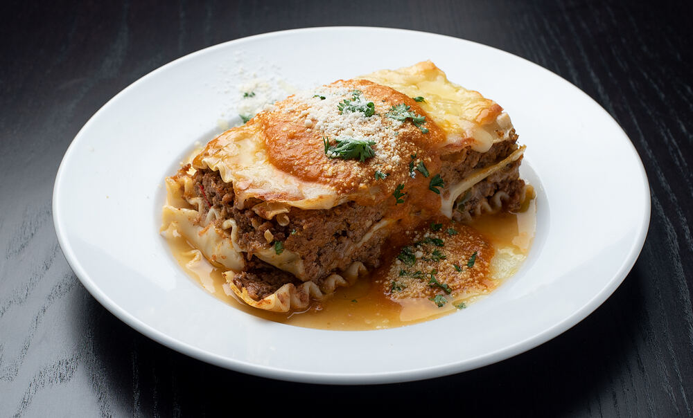 Porción de lasagna de carne casera en plato blanco