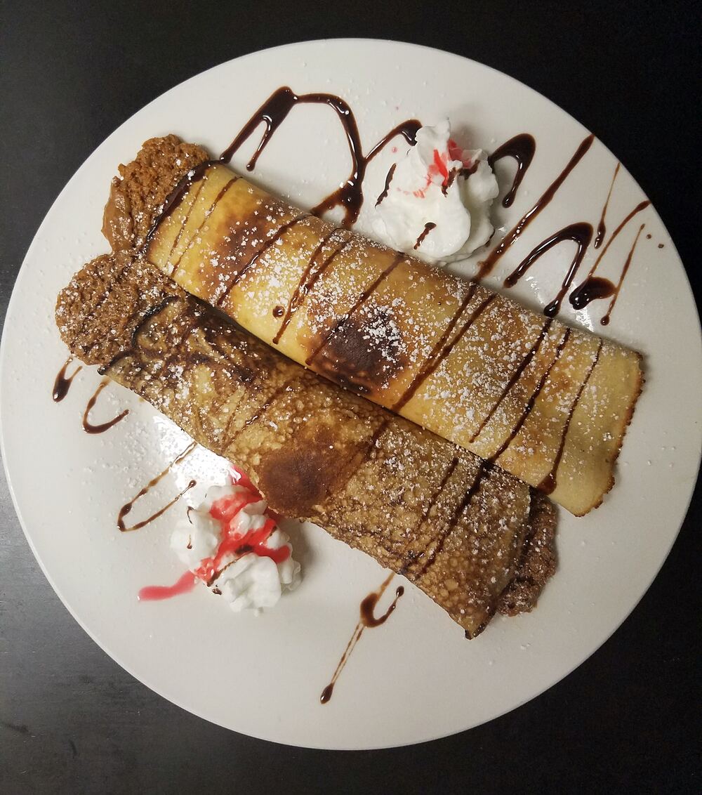 Panqueques de dulce de leche con crema y chocolate