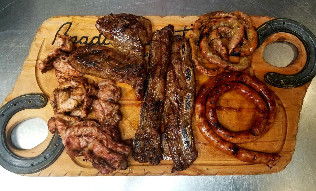 Tabla de parrillada para dos personas con asado, costilla, chorizo y salchicha