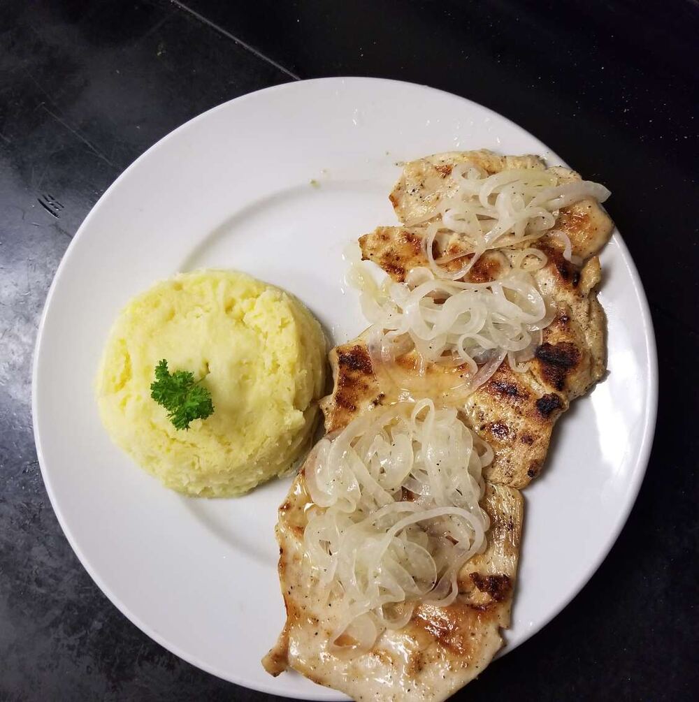 Pechuga de pollo a la plancha con cebolla y puré de papas
