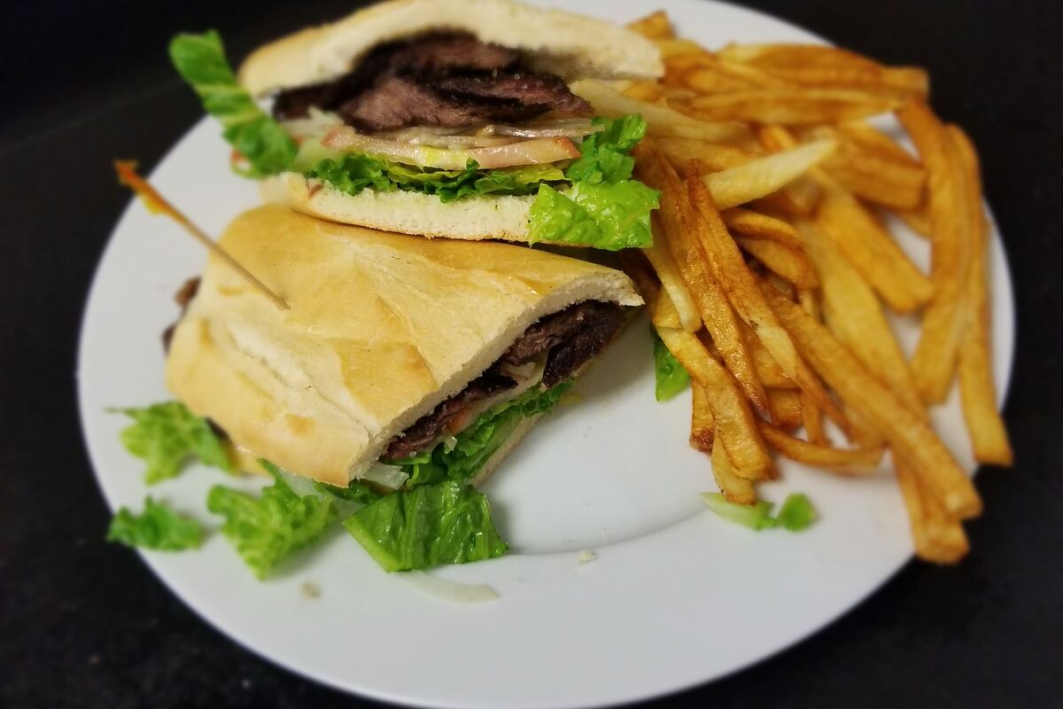 Sandwich de vacío a la parrilla con lechuga, tomate y papas fritas