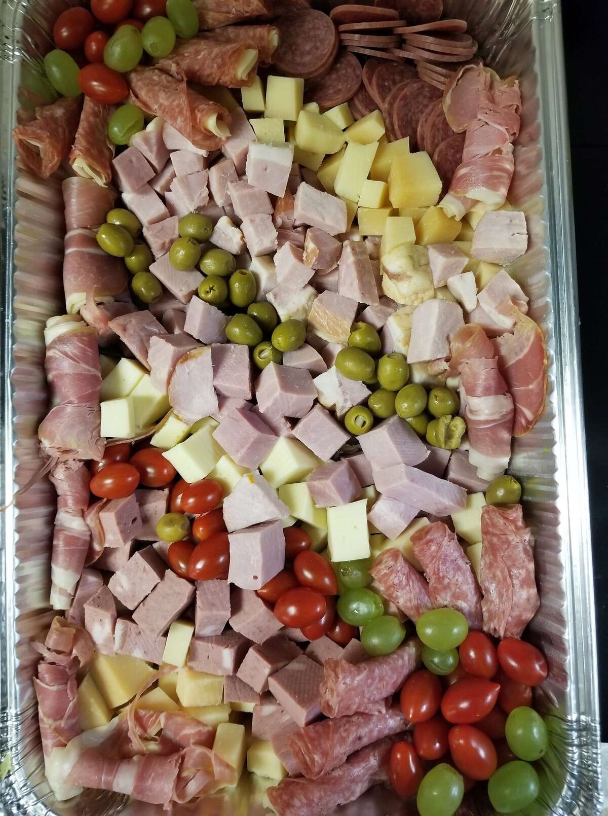 Bandeja de catering con picada argentina para eventos